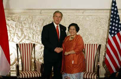 President Megawati shaking hands with President George Bush.